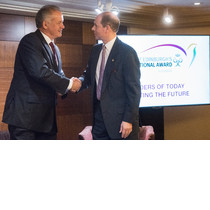 Ako môže biznis pomôcť uspieť mladým?  Odpoveď hľadal britský princ s prezidentom Kiskom